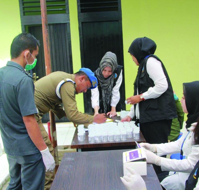 Pelaksanaan tes urine yang dilaksanakan Pemkot Jambi
